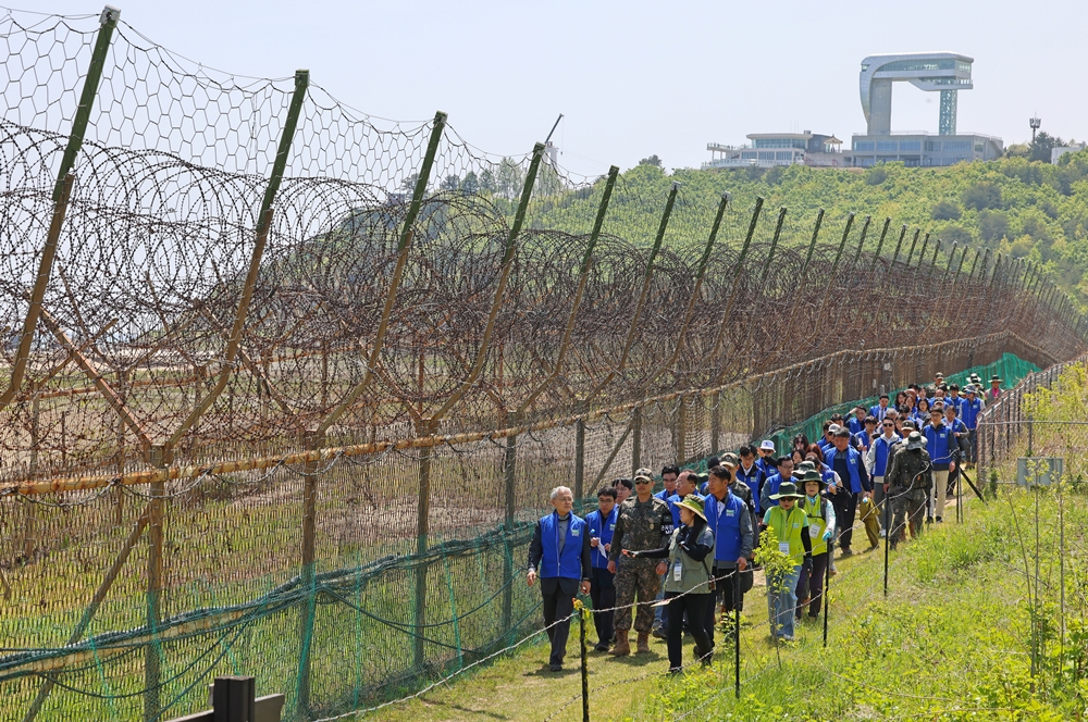 5月7日，文化体育观光部长官柳仁村走访韩国地域文化魅力百选之一的江原高城DMZ和平之路。图片来源：文化体育观光部