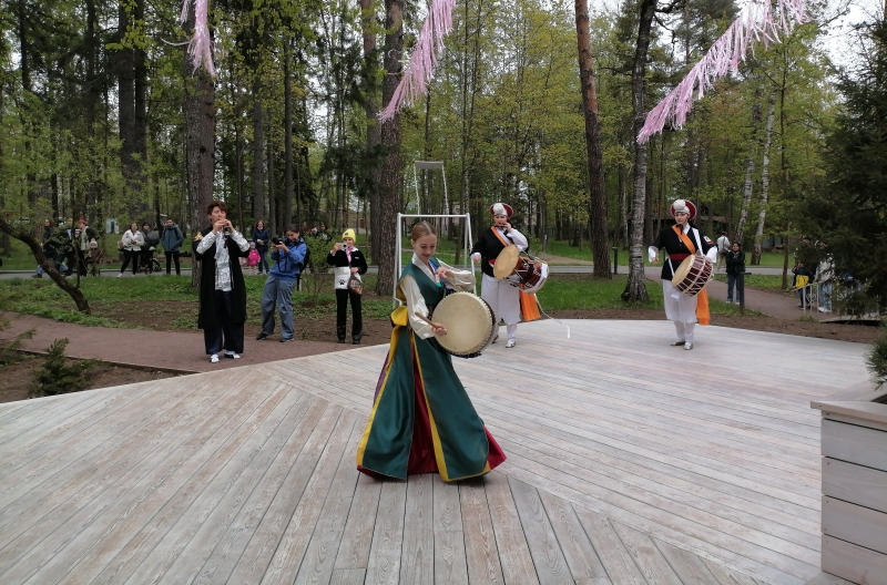 ﻿Выступление участников Центра корейского искусства и языка в России K-ARTS 3 мая на фестивале «Дальше» в Переделкино. / Фото: Гузель Шарафиева