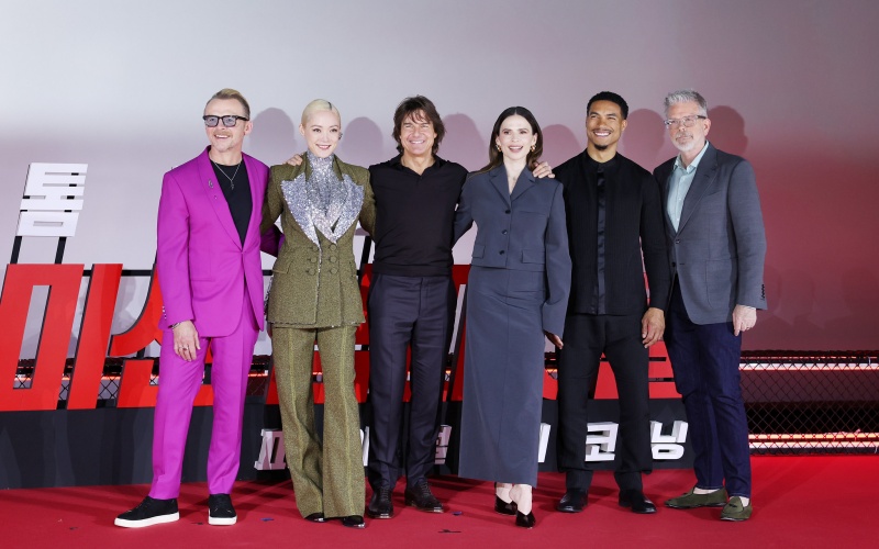 映画「ミッション：インポッシブル／ファイナル・レコニング」の来韓記者懇談会が、ロッテシネマワールドタワーで行われた。（左から）サイモン・ペッグ、ポム・クレメンティエフ、トム・クルーズ、ヘイリー·・アトウェル、グレッグ・ターザン・デイビス、監督のクリストファー・マッコーリー＝８日、ソウル