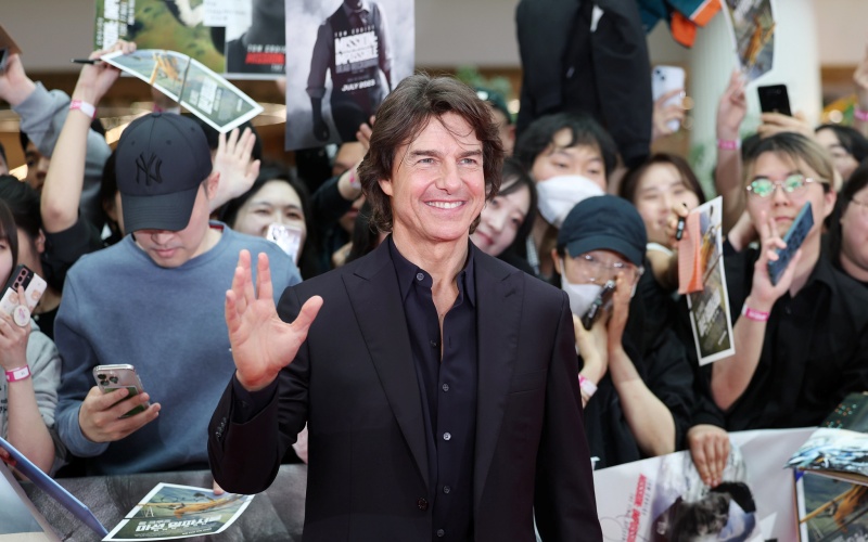 レッドカーペットイベントで韓国のファンと記念撮影を行うトム・クルーズ＝８日、ソウル