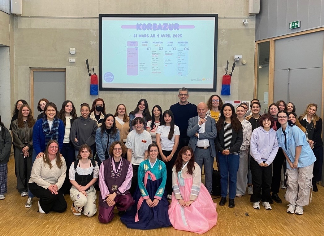 Les membres de l'association et les participants du festival lors de la cérémonie de clôture. © Koreazur