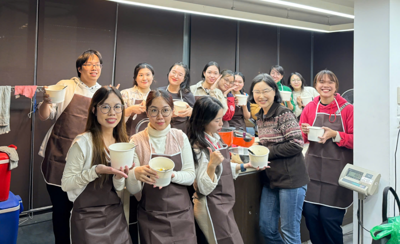 Cô Na Dong-sook cùng với các học viên trong lớp học trải nghiệm làm canh bánh gạo Tteokguk vào cuối năm 2024. (Ảnh: Hoàng Xuân Tùng) 