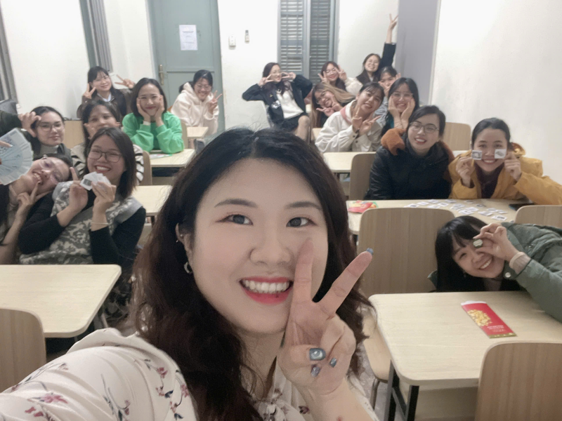 Với cô Yoon, mỗi ngày được đứng trên bục giảng, được gặp gỡ và truyền đạt kiến thức cho học viên Việt Nam, đều mang đến cho cô cảm giác như đang sống trong chính “Ngày Nhà giáo”. (Ảnh: Yoon Ok-sun)