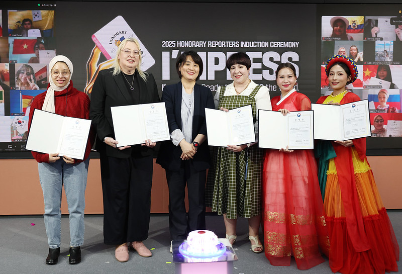 Các phóng viên danh dự Korea.net hạnh phúc khi cầm trên tay giấy bổ nhiệm. (Ảnh: Lee Jeong Woo / Korea.net)