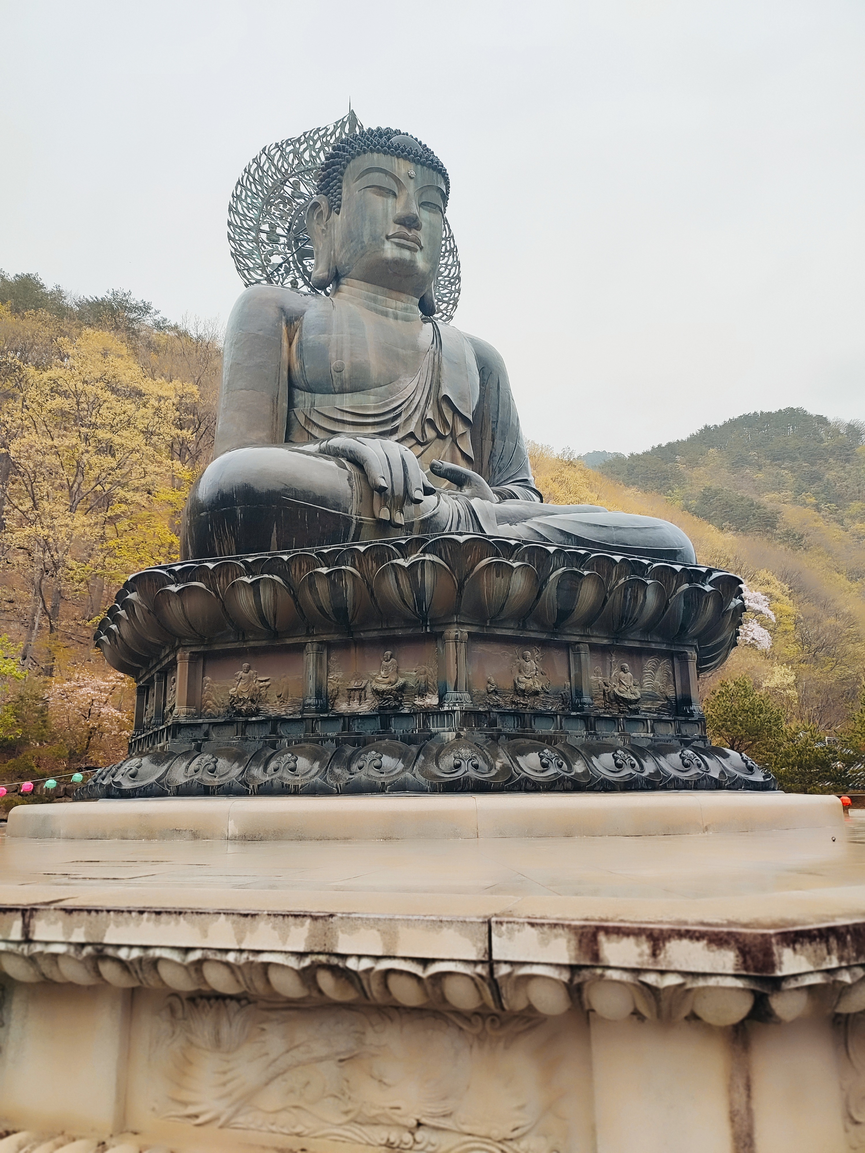 Bouddha assis sur une fleur de lotus au temple Sinheungsa, dans le parc national du mont Seorak, en avril 2024. © Gaëlle Magnier