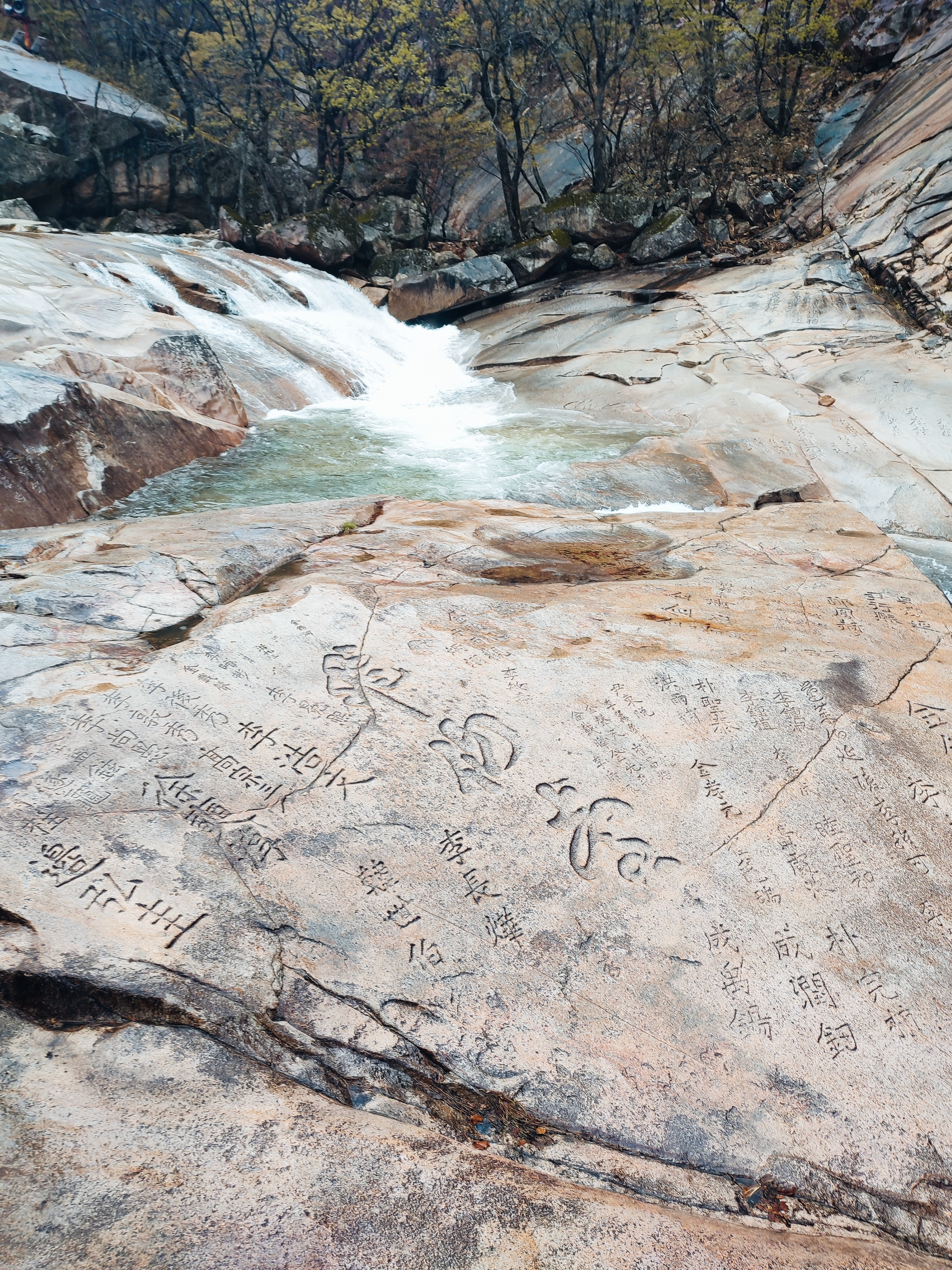 Chemin de randonnée de Biseondae Rock, parc national du mont Seorak, en avril 2024. © Gaëlle Magnier