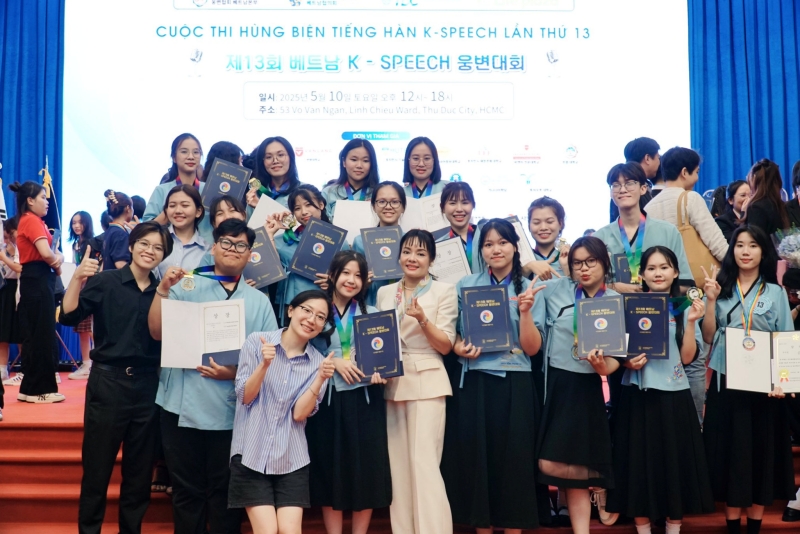 Xuất sắc giành được thành tích tốt tại 2 hạng mục đồng đội và cá nhân của cuộc thi hùng biện tiếng Hàn K-Speech 2025, 2 sinh viên Đại học Lạc Hồng là Bùi Ngọc Tường Vy (đeo kính, áo xanh ngoài cùng bên phải) và Dương Huỳnh Bảo Trân (tóc dài, áo xanh ngoài cùng bên phải) đã cho phóng viên danh dự biết nhiều hơn về ý nghĩa thiết thực trong hành trình học tiếng Hàn, bên cạnh việc rèn luyện và tranh tài khả năng ngôn ngữ. (Ảnh: Trang Facebook Ngành Hàn Quốc Học - ĐH Lạc Hồng)