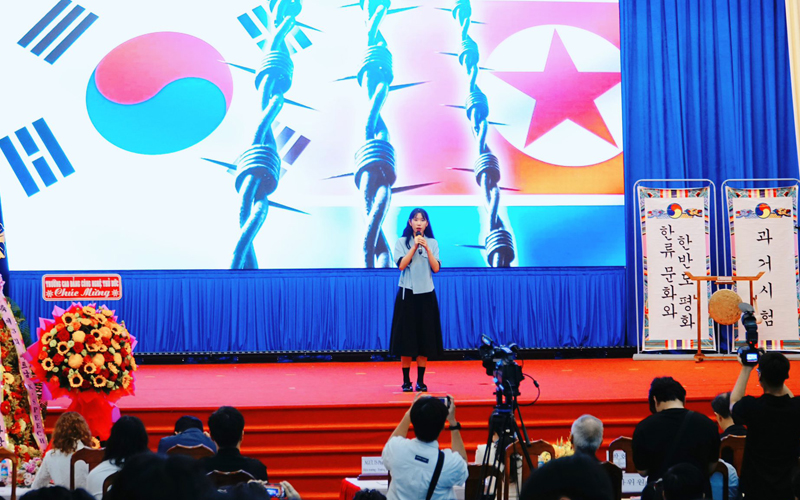Về phần Bảo Trân, bạn cho rằng muốn bài hùng biện tiếng Hàn thuyết phục thì yếu tố cần thiết là chân thành chia sẻ suy nghĩ một cách thật lòng, để chạm tới xúc cảm của người nghe (Ảnh: Trang Facebook Ngành Hàn Quốc Học - ĐH Lạc Hồng)