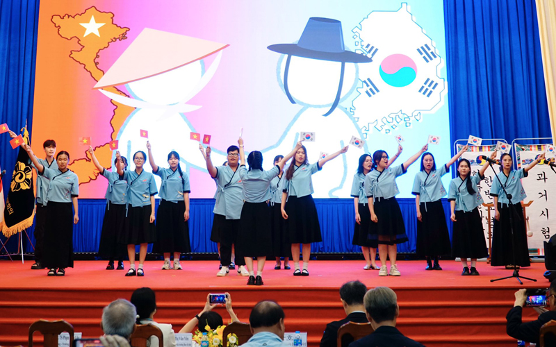 Tường Vy chia sẻ dưới vai trò trưởng nhóm rằng bài hùng biện đồng đội tốt cần phối hợp chặt chẽ tinh thần teamwork và điều phối nhịp nhàng ngữ điệu, tone giọng của từng thành viên sao cho hài hòa nhất (Ảnh: Trang Facebook Ngành Hàn Quốc Học - ĐH Lạc Hồng)