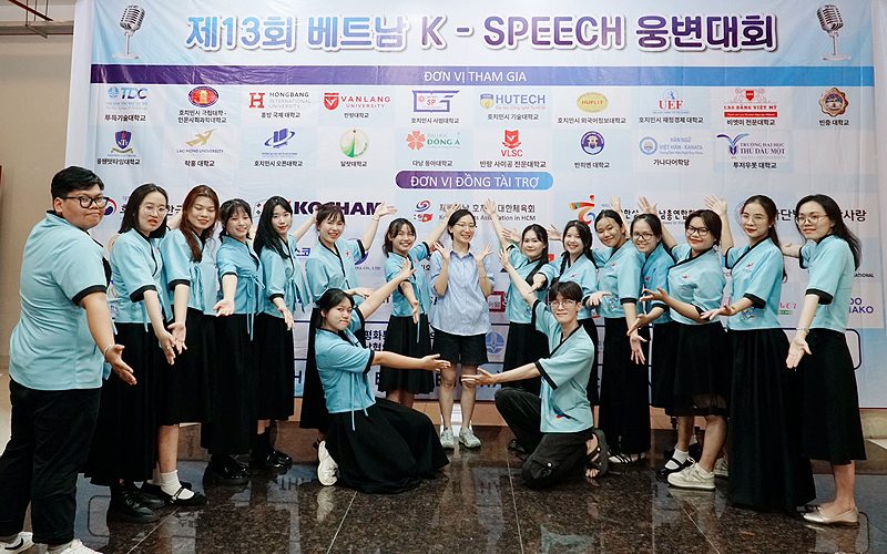 Cuộc thi hùng biện tiếng Hàn K-Speech 2025 đã mở ra cơ hội khám phá và kết nối văn hóa giữa 2 quốc gia Hàn - Việt, từ đó giúp Tường Vy và Bảo Trân tích cóp thêm nhiều tri thức bổ ích, phục vụ định hướng tương lai sắp tới với tiếng Hàn (Ảnh: Trang Facebook Ngành Hàn Quốc Học - ĐH Lạc Hồng) 