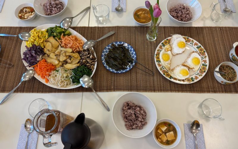 Der fertig gedeckte Tisch nach dem Kochkurs an der VHS Saarbrücken mit einem Frühlings-Bibimbap (비빔밥) und Doenjang Jjigae (된장찌개). Zusätzlich gab es noch in Sojasauce eingelegte Bärlauchblätter und Gerstentee (보리차)