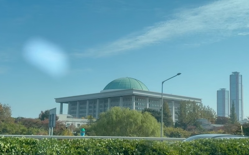 Das Gebäude der Nationalversammlung befindet sich auf Yeouido, am Fluss Hangang ⓒ Manuel Guthmann