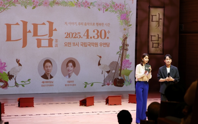 講演者として招待された慶熙大学校のキム・サンギュン教授と司会を務めたファン・スギョンアナウンサー