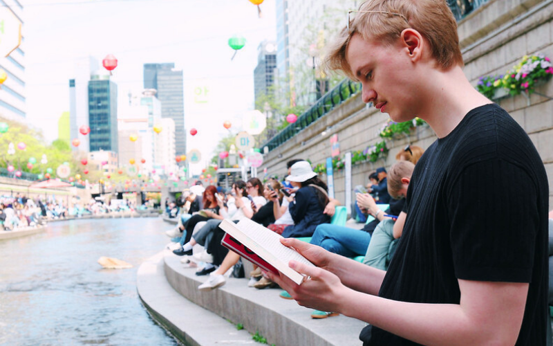 Einfach ein Buch in die Hand nehmen und sich eine entspannte Lesepause am Wasser gönnen ©Jeong Woo Lee/korea.net