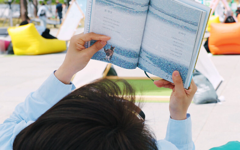 Mit einem guten Buch dem Alltag entfliehen und in eine andere Welt eintauchen ©Jeong Woo Le/korea.net