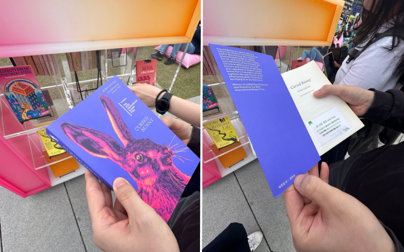 Koreanische Literatur zum Anfassen: Cursed Bunny aufgeschlagen, bereit für neue Leser:innen bei der Seoul Outdoor Library © Jasmin Mikolay