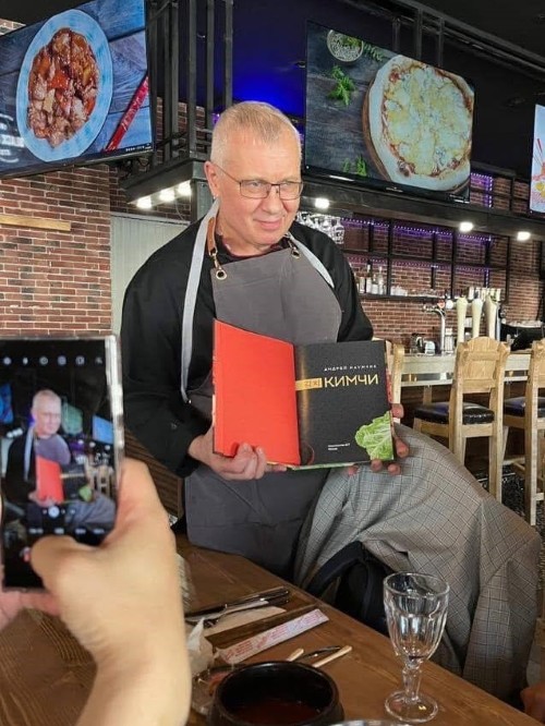 Андрей Наумчик со своей книгой «Кимчи – символ корейской кухни». / Фото: Facebook Андрея Наумчика