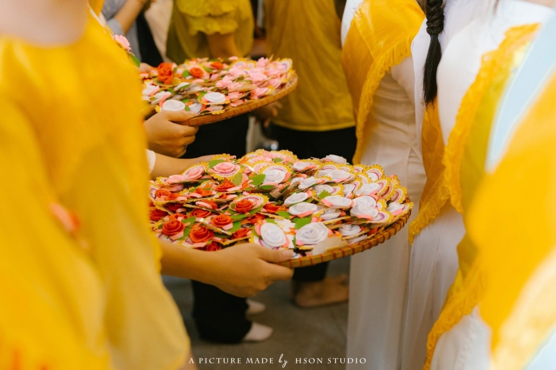 Hình ảnh những bông hồng cài áo dành để tặng cho người dân đến chùa vào Lễ Vu Lan tại chùa Long Hưng, Việt Nam. (Ảnh: Hson Studio)