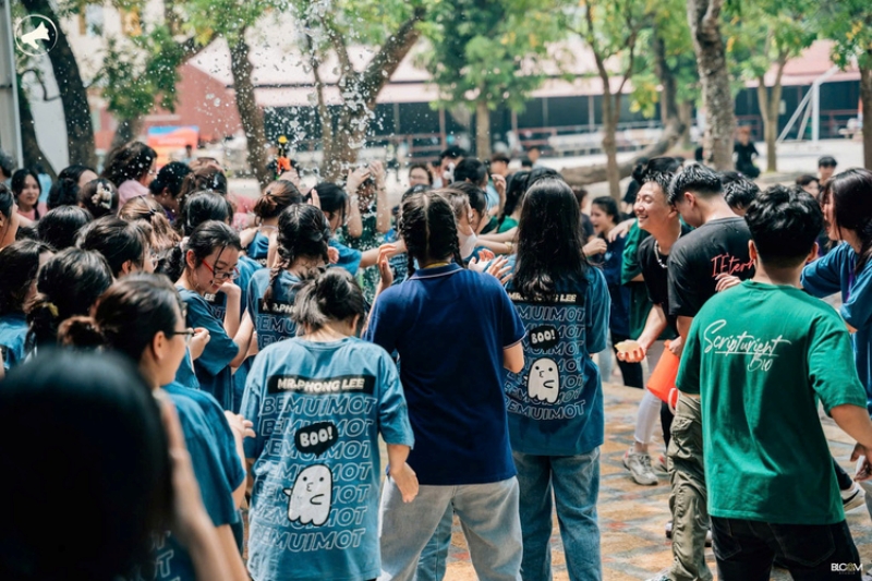 Học sinh vui chơi trong lễ trưởng thành tại trường THPT Hàm Rồng, Việt Nam. Đây là ngôi trường mà mình đã từng theo học. (Ảnh: Hamrong Media)