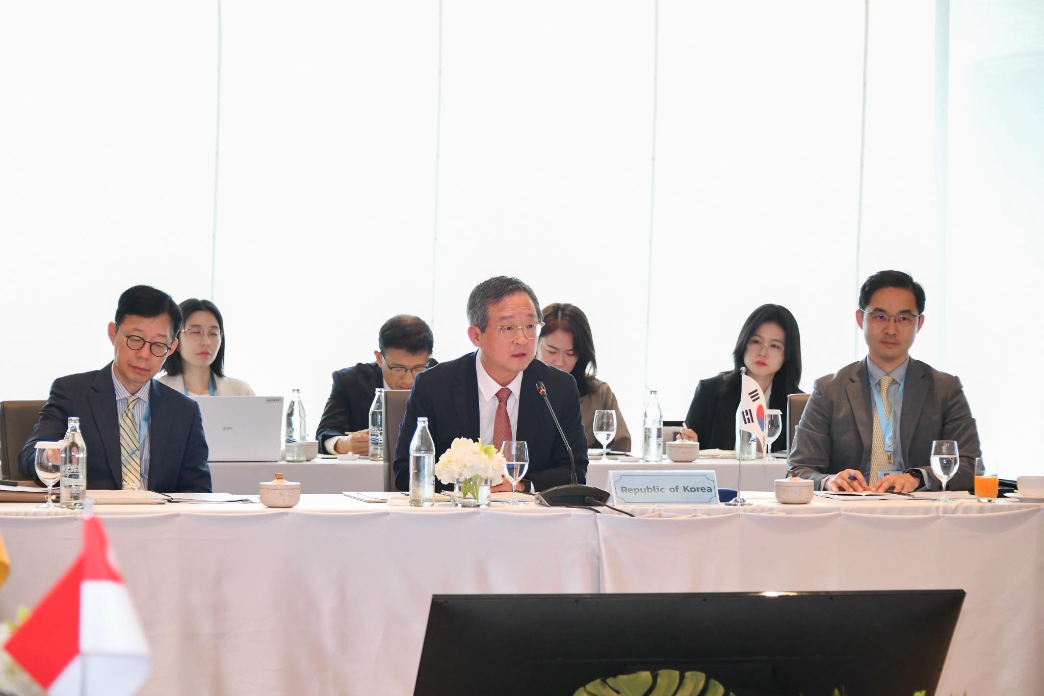 当地时间16日，外交部次官补郑炳元作为政府首席代表，出席在泰国曼谷举行的第29届韩国-东南亚国家联盟（ASEAN）对话并发言。 东南亚国家联盟脸书网页
