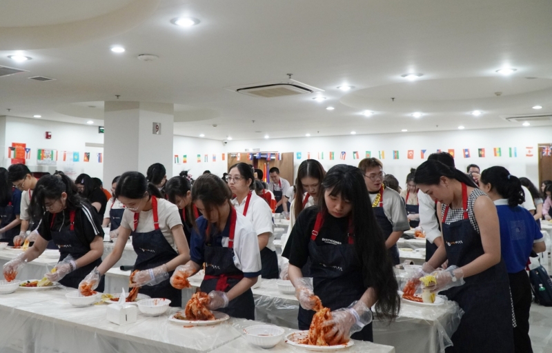 Các bạn tham gia chương trình K-Open Day đã tự tay làm món Kimchi cay ngon. (Ảnh: Học viện King Sejong Hồ Chí Minh 2)