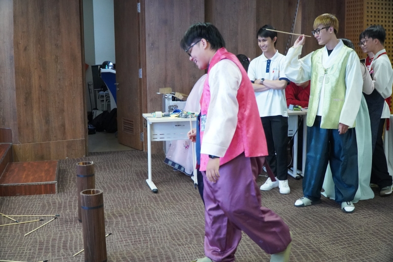 Các bạn trải nghiệm mặc Hanbok và chơi ném Tuho trong chương trình K-Open Day. (Ảnh: Học viện King Sejong Hồ Chí Minh 2)
