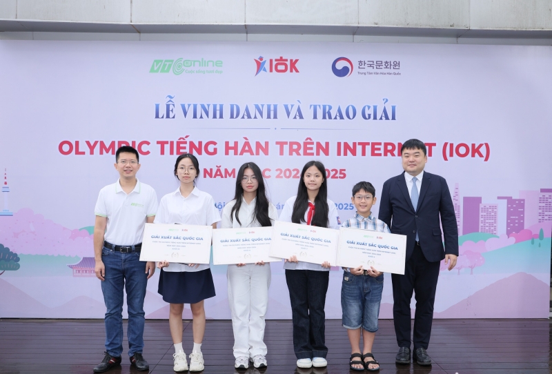 Bạn Thân Ngọc Sao Băng (đeo khăn quàng đỏ) đã đạt giải xuất sắc quốc gia khối lớp 7 trong vòng thi mùa hè của cuộc thi năm nay. (Ảnh: Trung tâm Văn hóa Hàn Quốc tại Việt Nam)