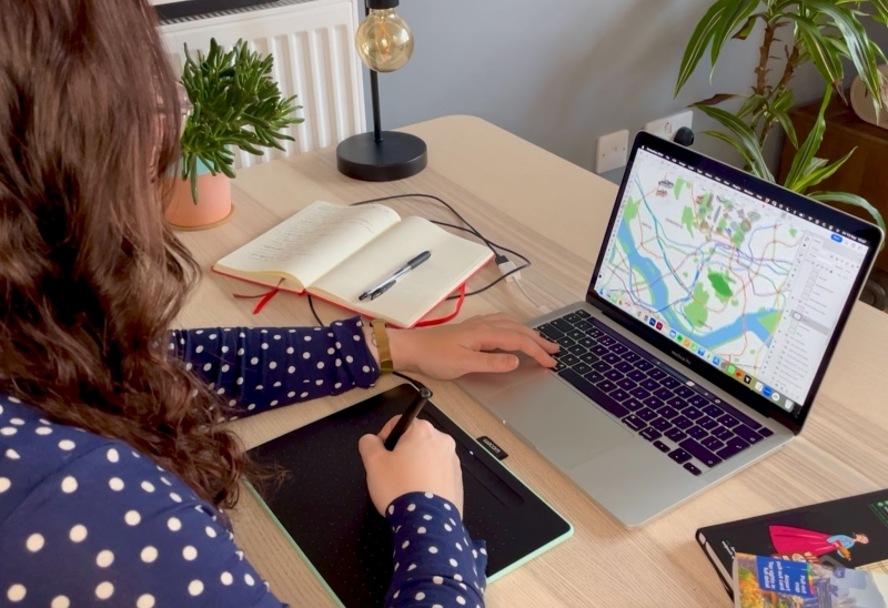Jenni Sparks thường dùng Google Maps, các phần mềm nghiên cứu trực tuyến, và nhiều công cụ khác để đảm bảo các địa danh được đặt đúng chỗ khi cô phác họa bản đồ. (Ảnh: Jenni Sparks) 