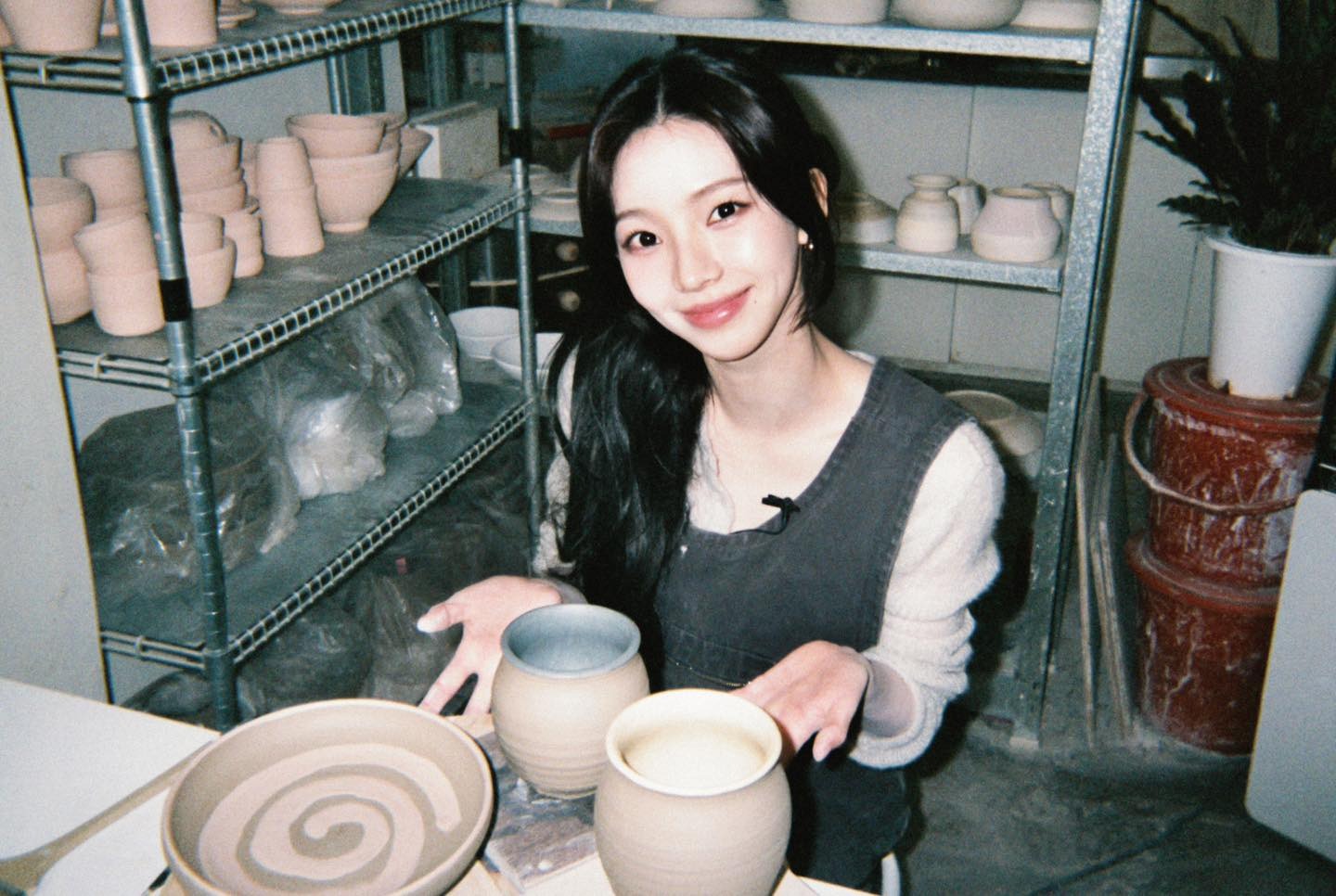 Karina d'aespa faisant de la poterie. © aespa