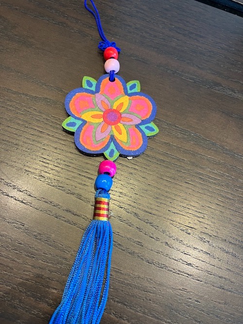 Je me suis amusée à créer cet accessoire pour l'anniversaire du Bouddha, le 5 mai 2025. © Marla Arbach
