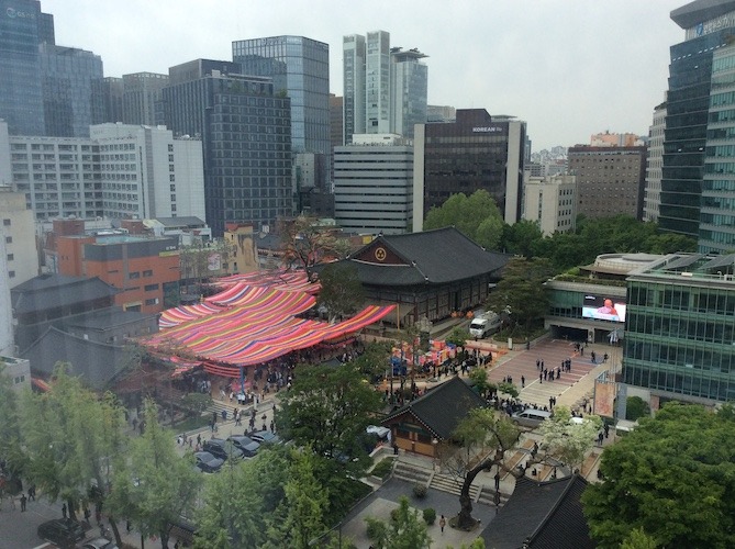 Les participants arrivent au temple Jogyesa pour la cérémonie du 2 569e anniversaire de Bouddha, le 5 mai 2025. © Marla Arbach