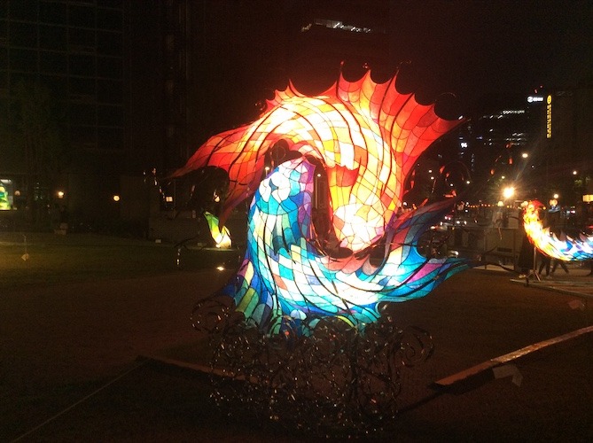 Une des lanternes de l'exposition montée pour le Yeondeunghoe, devant le Seoul Museum of Craft Art, le 2 mai 2025. © Marla Arbach
