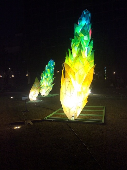 Des lanternes de l'exposition montée pour le Yeondeunghoe, devant le Seoul Museum of Craft Art, le 2 mai 2025. © Marla Arbach
