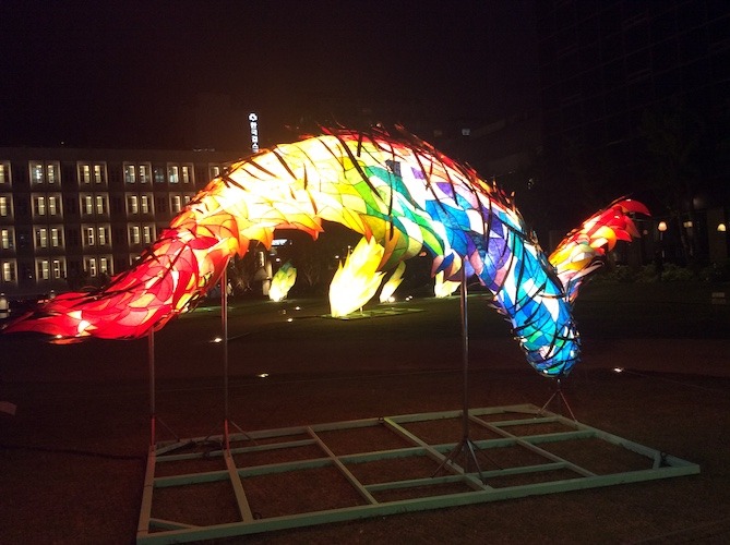 Une des lanternes de l'exposition montée pour le Yeondeunghoe devant le Seoul Museum of Craft Art, le 2 mai 2025. © Marla Arbach