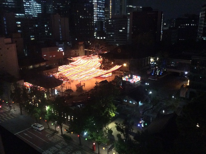 Le temple Jogyesa était illuminé pour l'anniversaire du Bouddha, le 2 mai 2025. © Marla Arbach