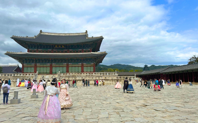Das Gelände des Gyeongbokgung-Palasts lädt ein zum Verweilen, Staunen und Entdecken
