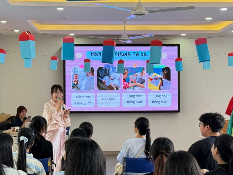 Cô Quỳnh Giao - giảng viên Khoa Ngôn ngữ và Văn hóa Hàn Quốc đã giới thiệu đôi nét về đất nước Hàn Quốc cho các bạn học sinh tham gia buổi định hướng trong sự kiện ULIS OPEN DAY 2025. (Ảnh: Hoàng Xuân Tùng)