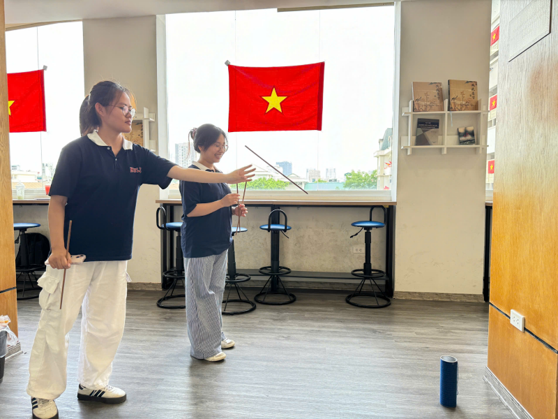 Hoạt động ném mũi tên Tuho không chỉ thu hút các bạn học sinh tham gia buổi định hướng mà còn nhận được sự hưởng ứng nhiệt tình từ chính các bạn sinh viên ULIS. (Ảnh: Hoàng Xuân Tùng) 