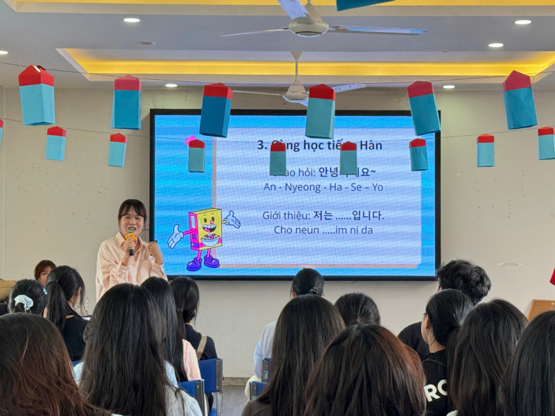 Các bạn học sinh hào hứng khi được học thử tiếng Hàn giao tiếp cơ bản dưới sự dẫn dắt của cô Quỳnh Giao. (Ảnh: Hoàng Xuân Tùng) 