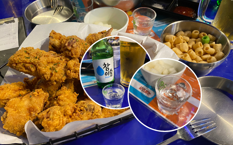 Authentisches Essen in einem Pocha: Korean Fried Chicken, Rettich (Chicken Mu), Bier und Soju