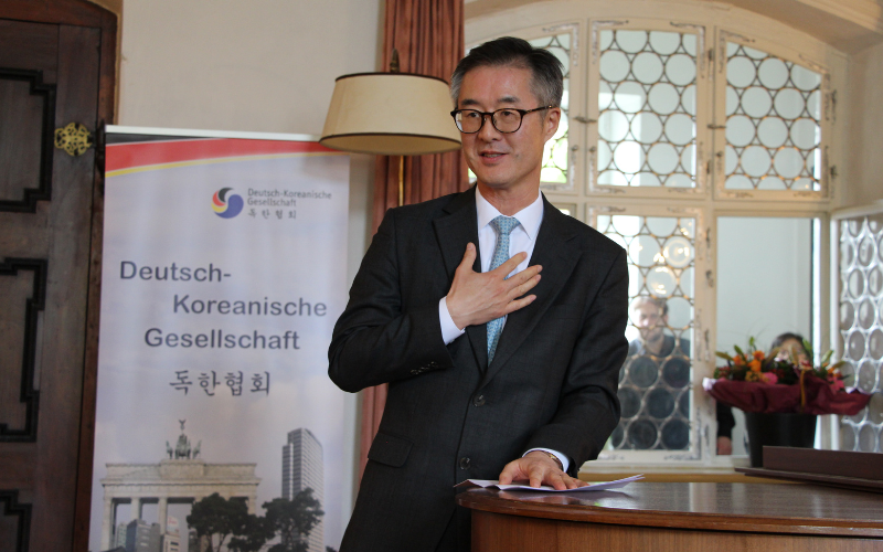 S.E. Lim Sang-beom, Botschafter der Republik Korea in Deutschland, hielt die Laudatio ⓒ Manuel Guthmann