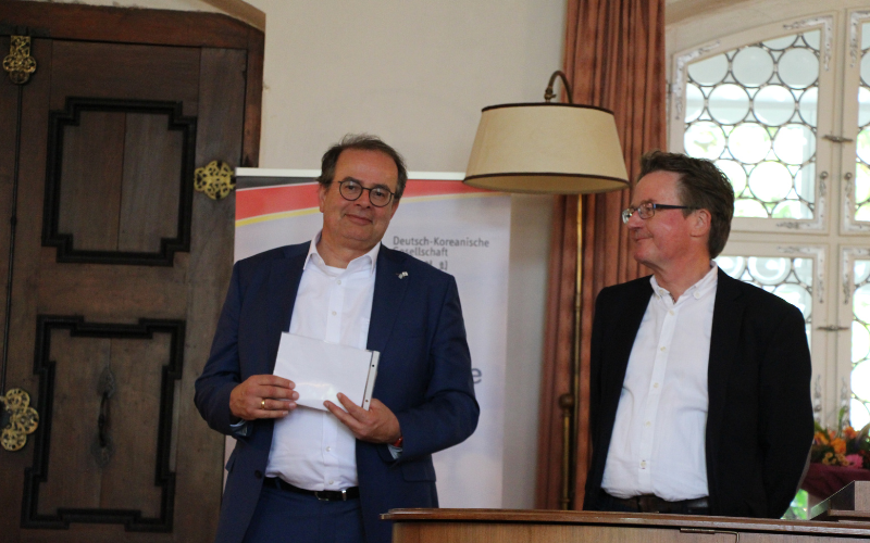 Honorarkonsul der Republik Korea Thomas Elster (links) und der Vorsitzende der DKG-Bayern, Frank Hollmann gestalteten die Preisverleihung ⓒ Manuel Guthmann