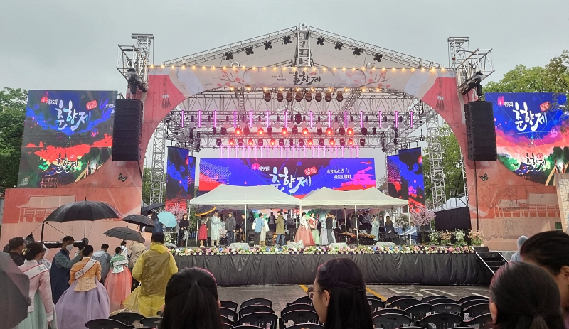 Escenario de apertura del Festival Chunhyang. Miembros del staff y el evento se dirigen a sus asientos correspondientes mientras se realizan los últimos preparativos antes de dar inicio.