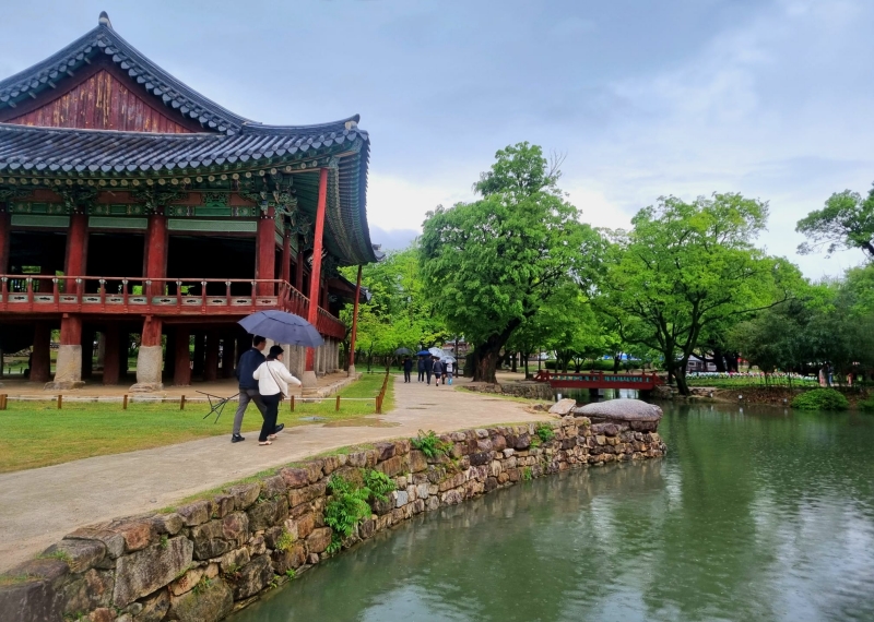 Vistazo al pabellón Gwanghallu construído en 1444 durante la Dinastía Joseon bajo el reinado del rey Sejong, ubicado en el Jardín Gwanghalluwon en Namwon.