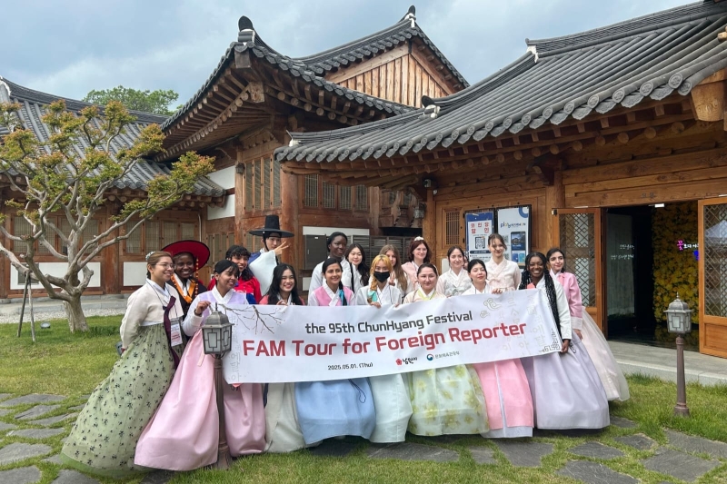 Miembros del equipo de Reporteros Honorarios 2025 realizando una toma grupal en Hwaindang, mientras portan la ropa tradicional coreana hanbok como parte del Festival Chunhyang.