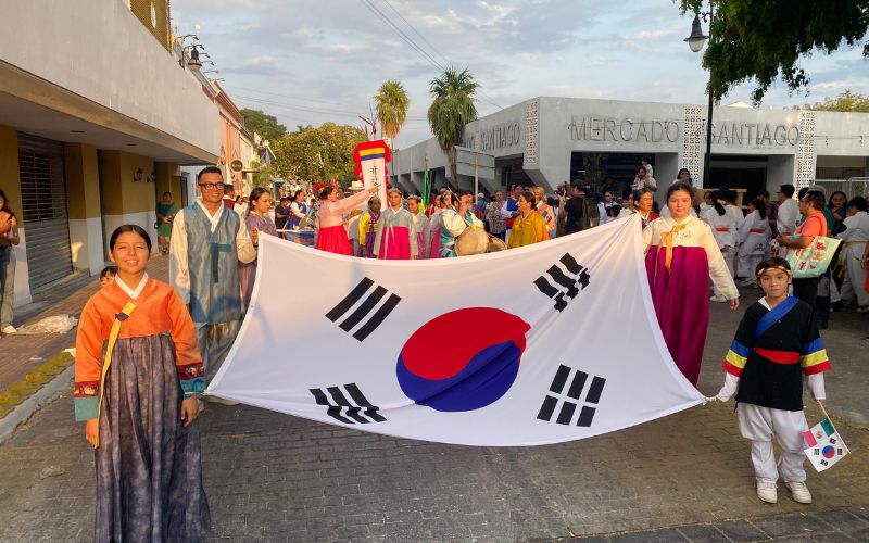 Descendientes coreanos sosteniendo la bandera coreana en el desfile por el Día de Corea