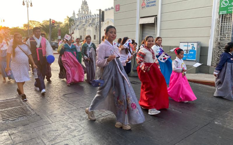 Caravana de descendientes coreanos en el Día de Corea