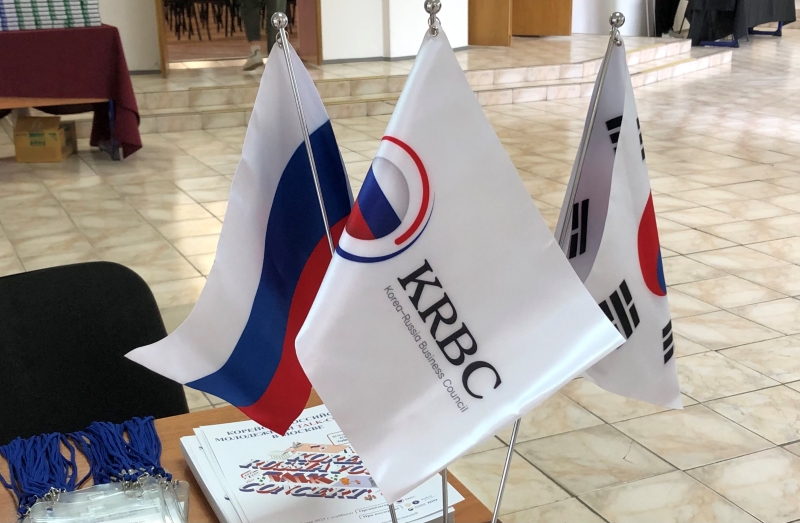 ﻿Стол регистрации Корейско-российского Молодежного Talk-концерта, прошедшего 17 мая в Москве. / Фото: Юлия Весельчакова