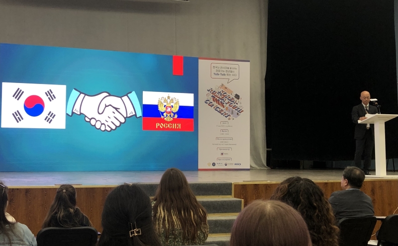 Директор института RIO Ли Дэсик выступает на Корейско-российском Молодежном Talk-концерте 17 мая в Москве. / Фото: Юлия Весельчакова