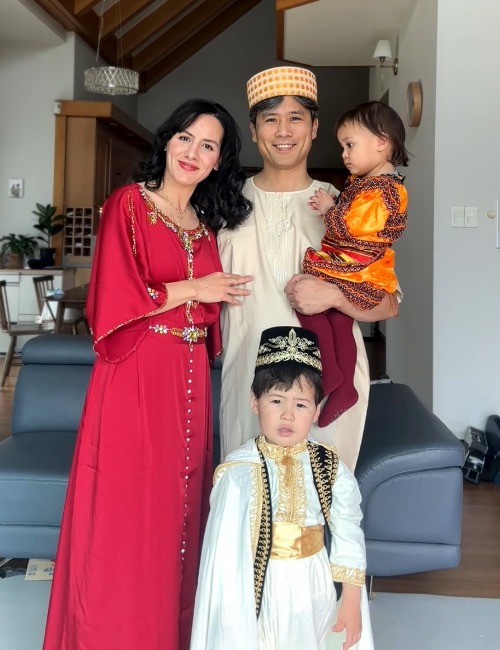 La famille de Rahma célèbre les fêtes algériennes en tenues traditionnelles. © Rahma Bessayah